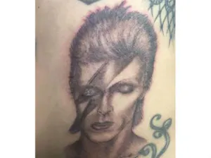 Lady Gaga se tatúa a David Bowie