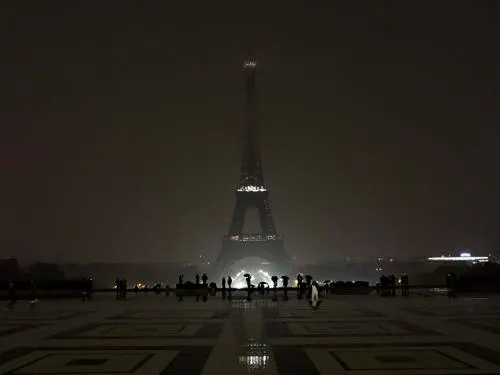 Torre Eiffel apaga sus luces; honra a víctimas de Las Vegas