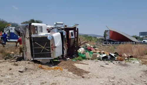 Muere chofer de tráiler en accidente en la carretera a Tehuacán; pobladores roban mercancía