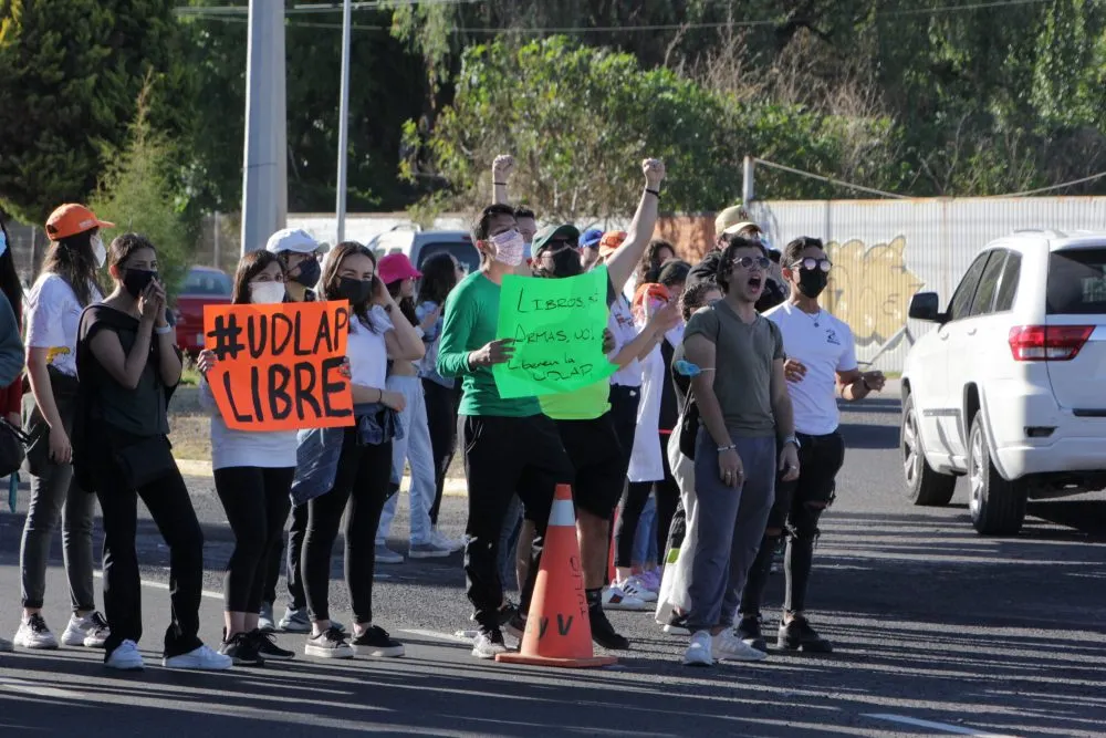 Alumnos de la UDLAP demandan por tercer día clases presenciales