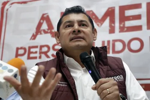 Armenta evidencía expediente que le creó la Fiscalía para perseguirlo políticamente