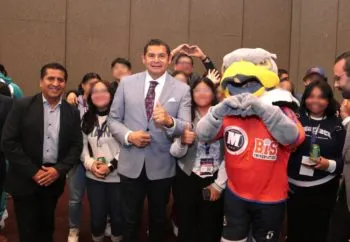 Gobernador Armenta recorre módulos de exposición del “Tech Capital Puebla Summit 2025”