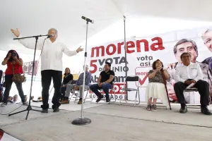 Entre empujones, Quiroz Palacios cierra campaña junto a López Obrador