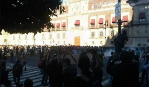 Granaderos dispersan a encapuchados en el Zócalo