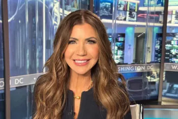 Acusa Kristi Noem a Claudia Sheinbaum de alentar protestas violentas por redadas migratorias en EE. UU.