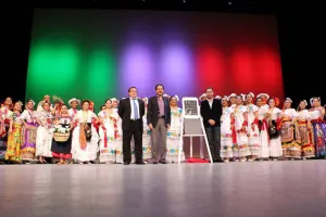 Develan placa de 2,500 representaciones del Ballet Folklórico de la BUAP