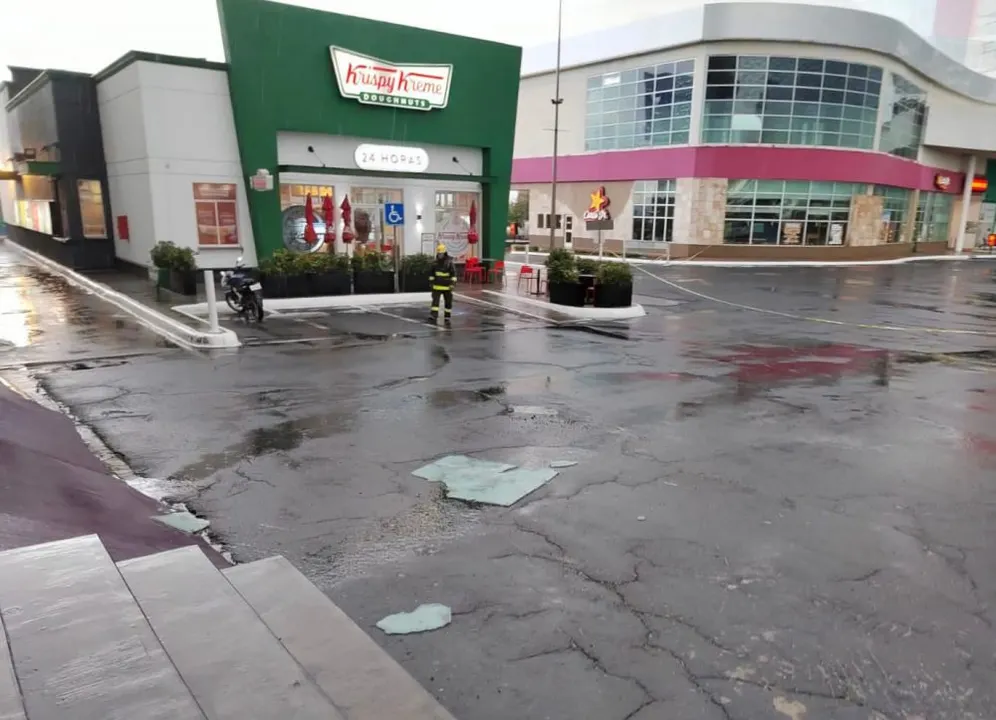 Vuelan cristales del puente Sky en Palmas Plaza