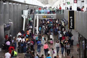 Caos en el AICM por retrasos y cancelación de vuelos