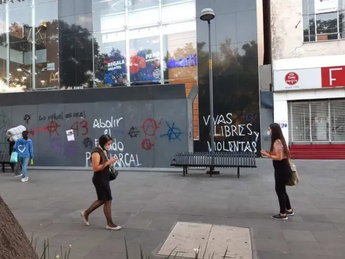 Encapuchadas realizan pintas en marcha #25N de CDMX