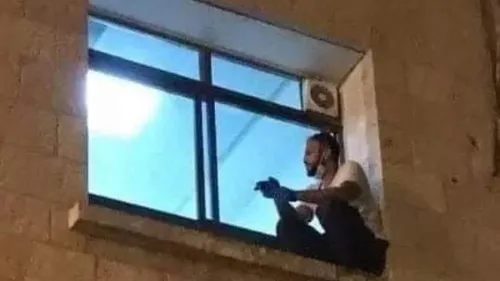 Escala hasta la ventana de un hospital para ver morir a su madre de coronavirus