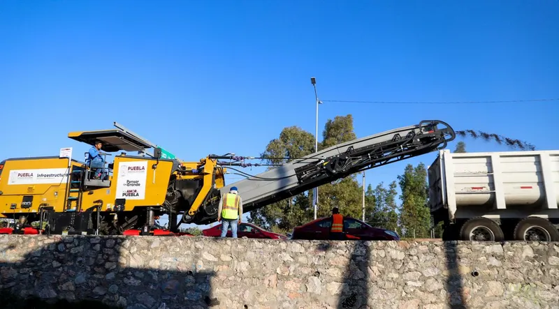 Con maquinaria estatal, Gobierno de Puebla reduce costos y cierra fuentes de saqueo en obra pública: Armenta