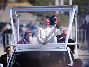 Francisco come con representantes indígenas