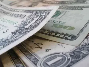 Gasolinazo lleva por las nubes al dólar; cierra en 21.05 pesos