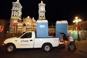 Gobernación retira sanitarios colocados sin permiso frente a Catedral