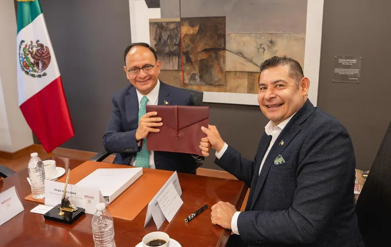 Alejandro Armenta asegura colaboración con universidad de Nueva York para beneficio de jóvenes poblanos