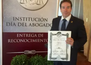 Otorga Institución Día del Abogado reconocimiento al Lic. Gerardo Tejeda
