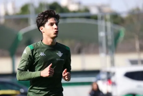Lainez sale a defender a su familia y afirma que la decisión de dejar al América fue de él