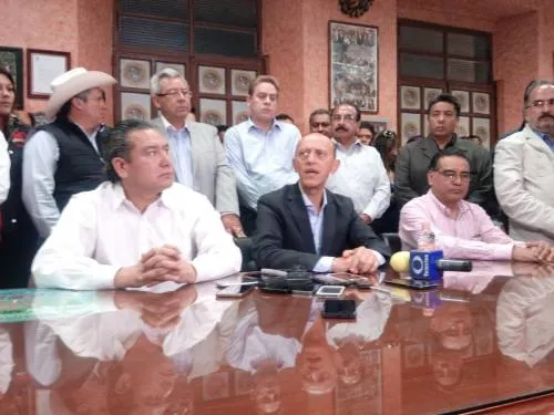 Lastiri reconoció no lograr firmas para consulta a la base; respetará método de selección