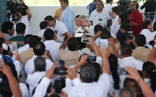 AMLO acusa a farmacéuticas de ‘campaña negra’ sobre escasez de medicinas