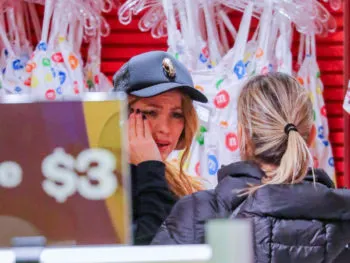 Captan a Shakira llorando al interior de una tienda en Nueva York ¿Se le metió un recuerdo en el ojo?