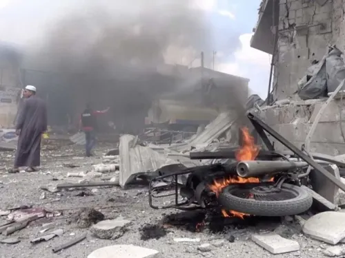 Bombardean mercado en Siria; al menos 37 muertos