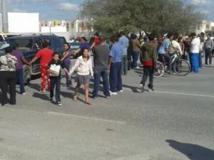 Protestan padres de los 5 estudiantes muertos en accidente