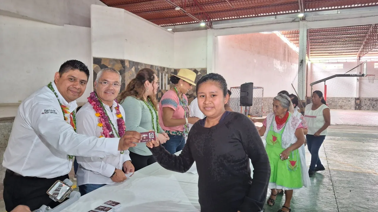 Credencialización brinda certeza al sector artesanal poblano