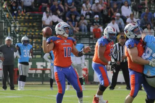 Reciben Artilleros visita de la Canadian Football League