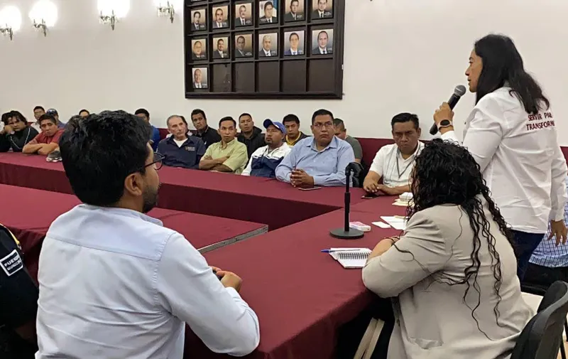En mesa de trabajo, Ariadna Ayala escucha demandas de conductores del transporte público en Atlixco