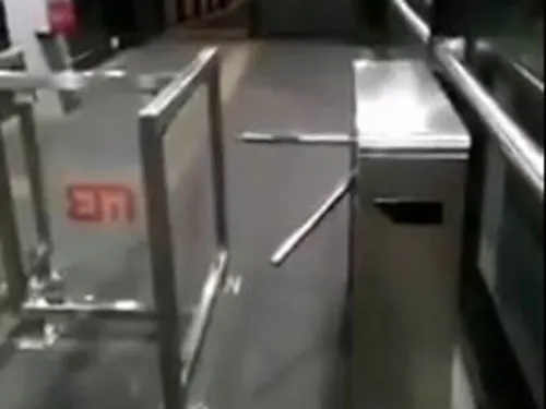 Captan supuesto ‘fantasma’ entrando a estación del Metrobús