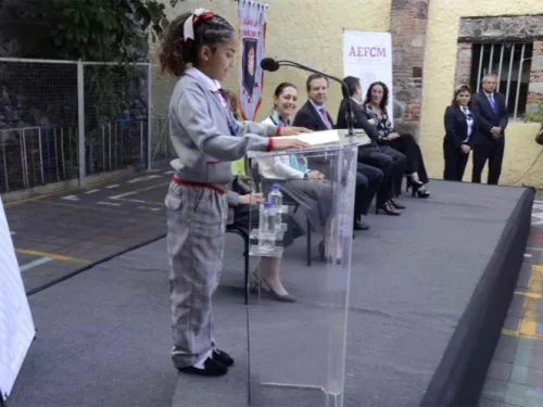 Uniforme neutro: Niñas podrán usar pantalón y los niños falda
