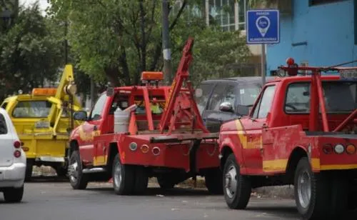Denuncian abusos de grúas pese a estar reguladas; cobran hasta 18 mil pesos
