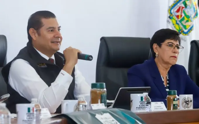 Alejandro Armenta y Silvia Tanús ponen orden en el transporte público de Puebla