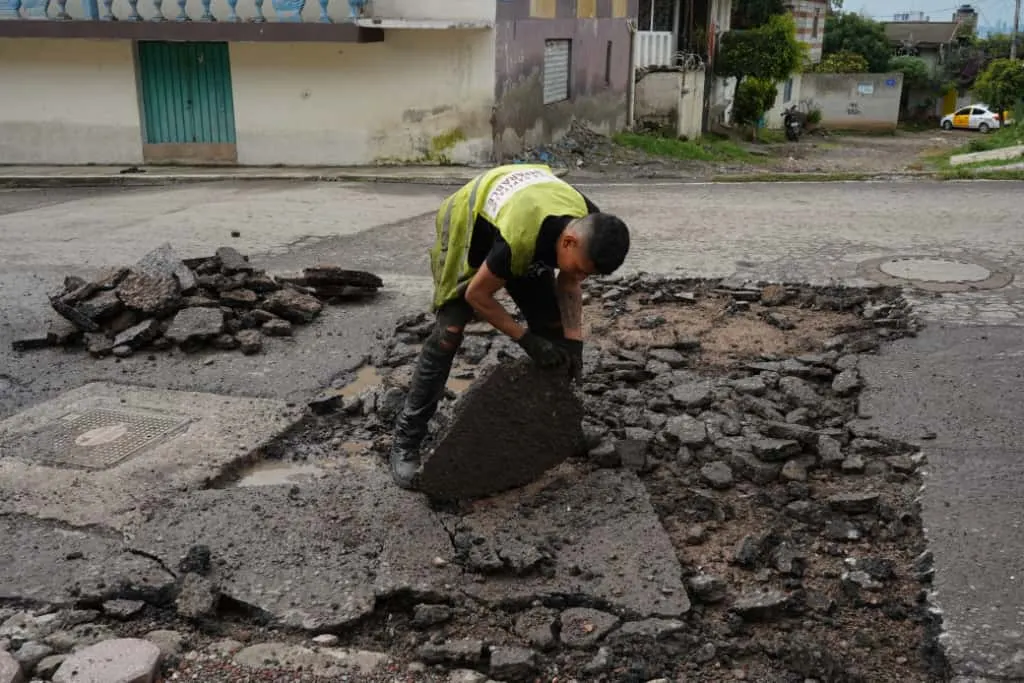 Supervisa Pepe Chedraui trabajos de bacheo en la colonia San José del Conde
