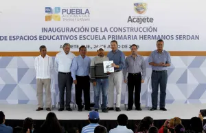 Entrega Moreno Valle obras escolares y apoyos al campo en Acajete