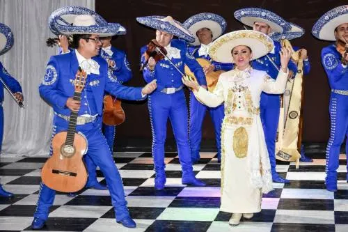 La Cantante Edith Encalada viajo a Los Angeles CAL. a supervisar la producciòn de su proximo Disco