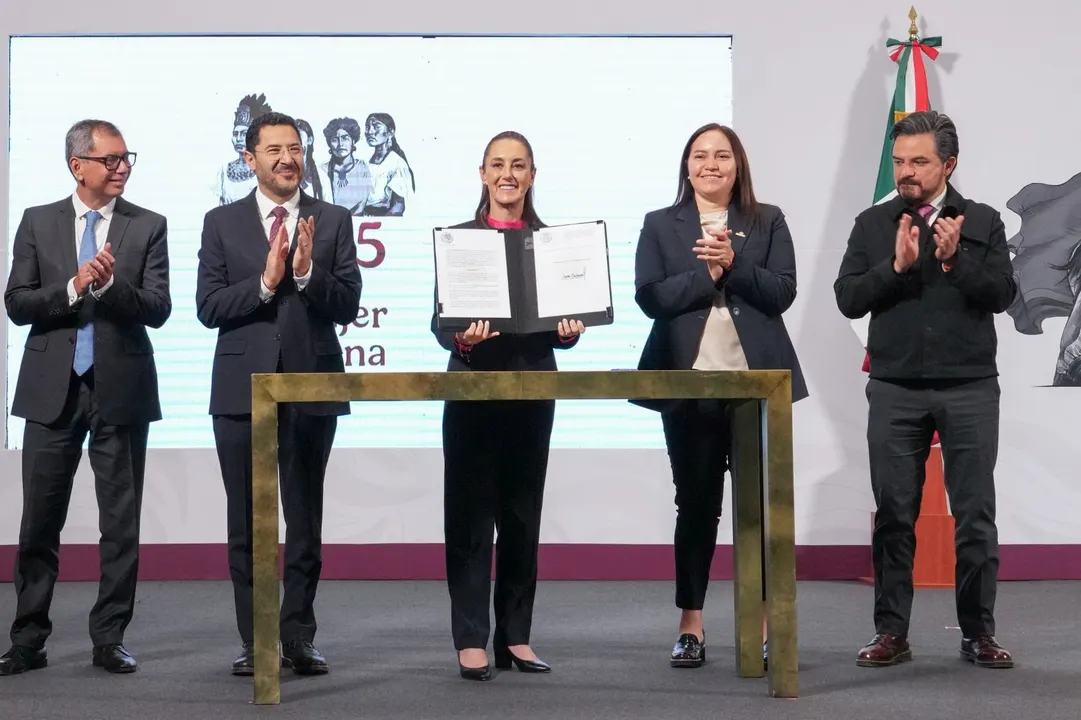 Sheinbaum firma decreto para beneficiar a 400 mil trabajadores del estado con créditos impagables del Fovissste