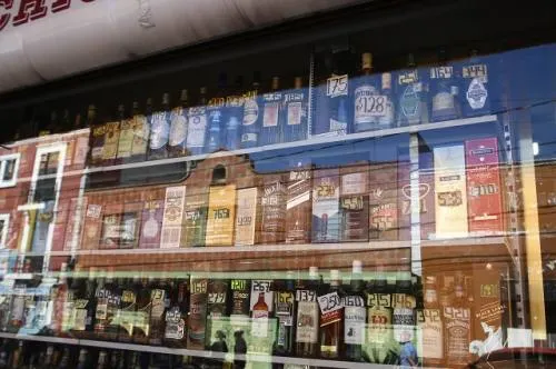 Banck anuncia propuesta para prohibir la venta de alcohol después de la medianoche