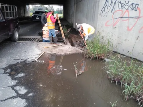 Interviene Infraestructura drenajes y laterales de la autopista México-Puebla