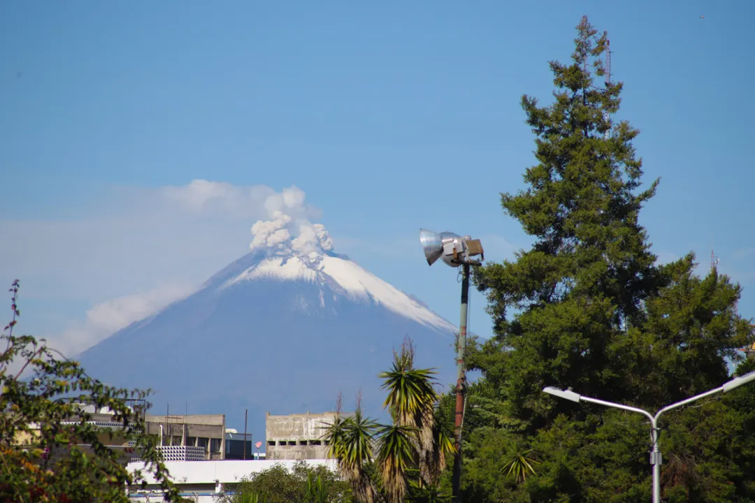 Durante las últimas 24 horas el volcán Popocatépetl registró 101 exhalaciones y 2 explosiones