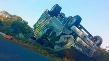 Tragedia en Ajalpan: un hombre muere y tres más resultan heridos tras volcadura de un camión