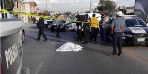 Automóvil atropella a ancianita y se escapa