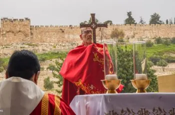 Por primera vez en siglos: policía israelí impide al Patriarca celebrar la misa de Ramos en el Santo Sepulcro