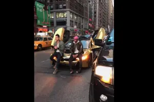 Youtuber detiene el tráfico en Nueva York para tomarse una foto
