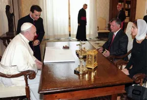 Urge solución pacífica en Siria: Papa Francisco