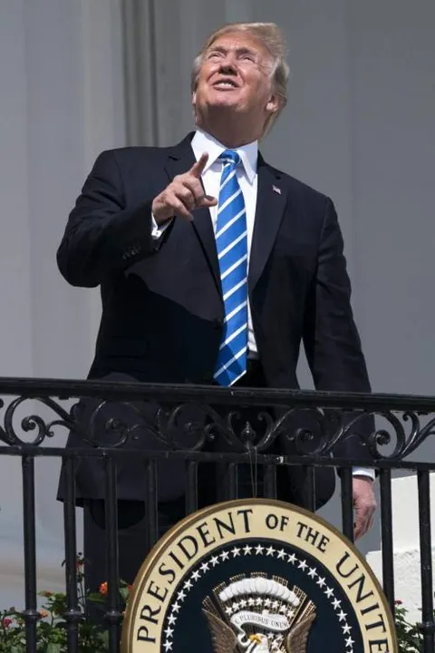 Trump observó el eclipse solar sin gafas por unos segundos e inundó las redes sociales