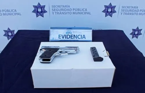 Detiene policía municipal a hombre en posesión ilegal de arma de fuego