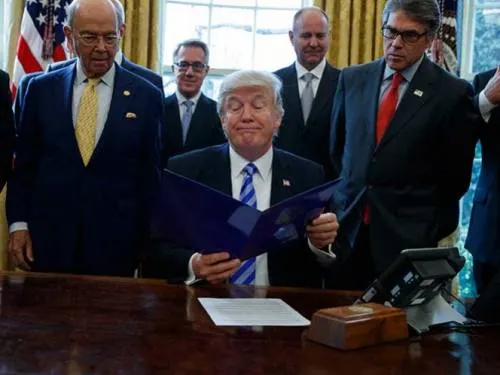 Publican las fortunas de los ministros y asesores de Trump