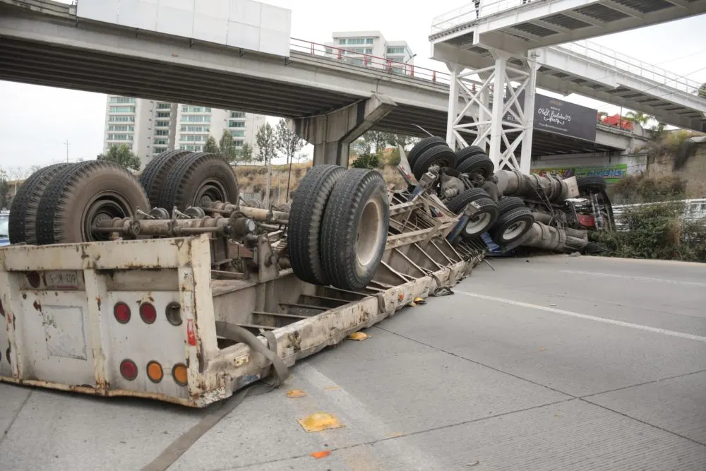 Tráiler volcado en Periférico Ecológico