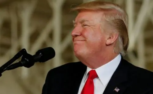 Trump dice que “trabaja duro” por EU desde sus vacaciones en campo de golf